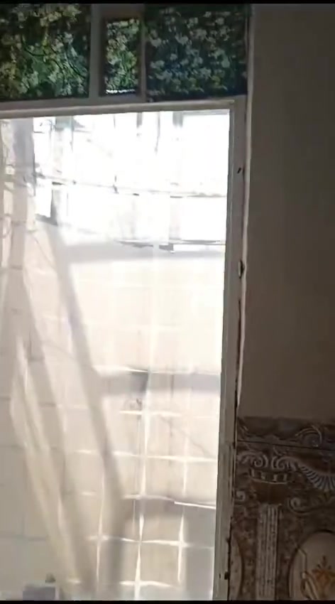 سلام عليكم بيت للبيع بحي البساتين قريب على الشارع العام ***********الاتصال على هذا الرقم متوفر واتساب
