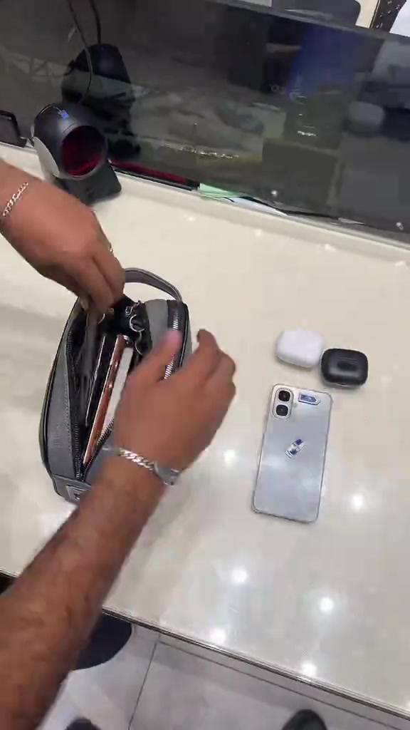 حقيبه من gold flash مكونه من قفلين بصمة 🔥 متوفر الان في شركة وميض الذهب⚜️ 📍عنوانه بغداد زيونة شارع الربيعي مجمع الشاعر للاستفسار اكثر يرجى الاتصال بالأرقام التالية 👇👇👇 ***********

