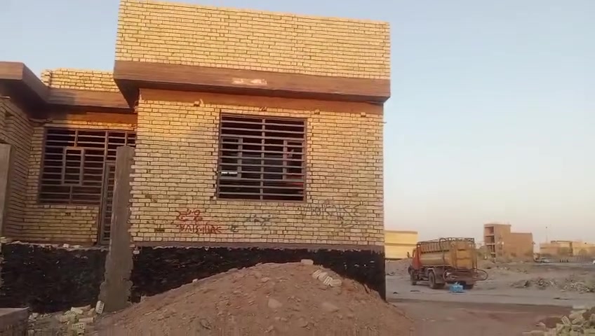 متوفر بيت هيكل 100 متر مربع مع تشاريف وبيتونه بصف الركن
يبعد عن شارع قنبر 60 متر 

مطلوب بلديه 12 مليون 

بالسنة تدفع 750 ألف 

الاستفسار ***********

