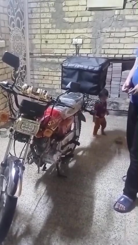 السلام عليكم ورحمه الله وبركاته دراجه ايراني للبيع بدون اوراق اوراقها مفقوده ملاحظه اكفلك الدراجه من السرقه والمشاكل العشائريه بيع الدراجه بمكاتبه لضمان حقك وحقي حتى تكون المعلومات يمك ويمي كامله دراجه ايراني سيفان 5 كير معها صندوق توصيل الدراجه مجفته يعني مبدل لها كور ستندر وليس كور مقصوص كور ستندروكاله 150  ايضا مبدل عينه وكلج 
 جديد اصلي تاير خلفي جبلي 18 على 300 جديد صالنصه رياضي درجه اولى اشاير رباعيه مانع سرقه تشغيل عن بعد
العنوان بغداد الحسينيه 
السعر 675 وبيه مجال للطيبين
للتواصل واتساب ***********
