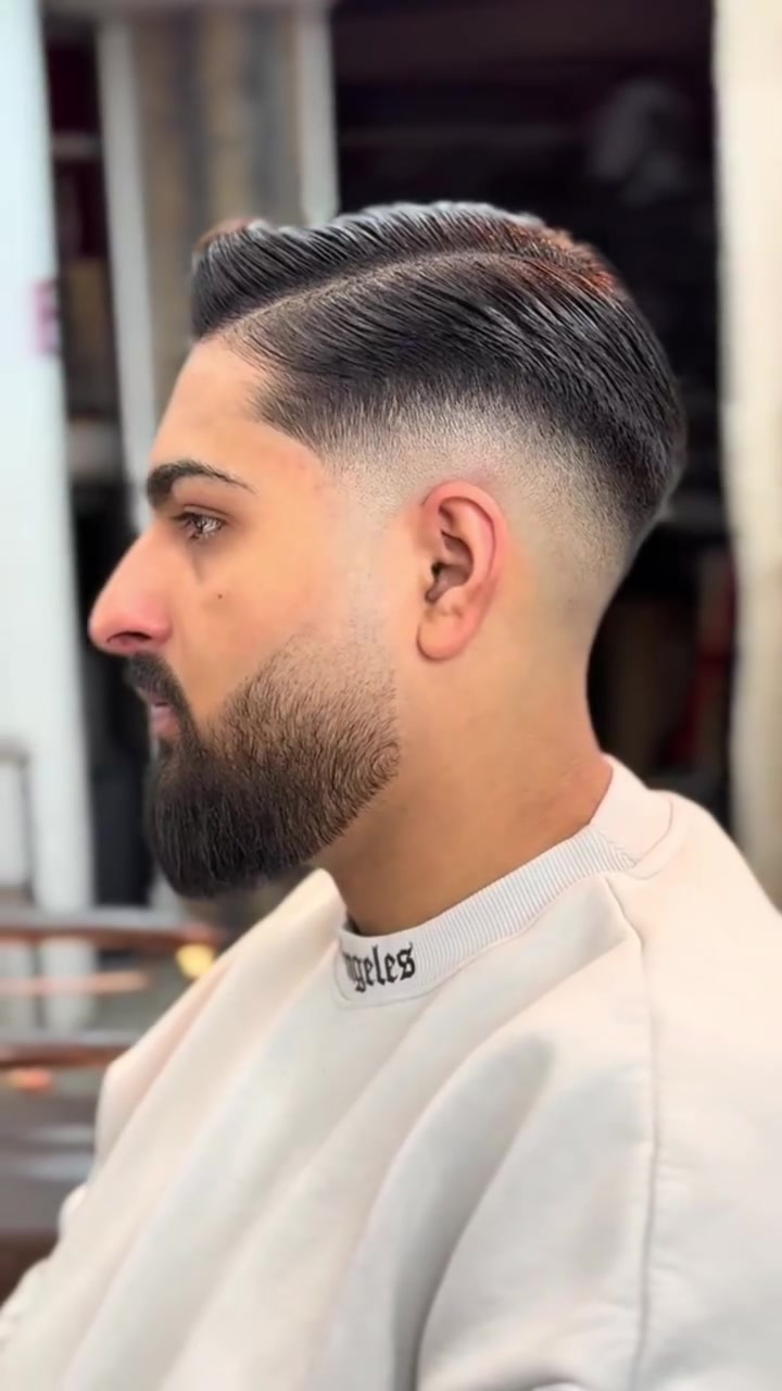 عندما تعشق فن الحلاقة تصنع المستحيل 👌
لكم رؤية ممتعة ✂️✂️
"صالون الكوافير معتز المهندس"
العنوان: نهاية سوق الميثاق _قرب مسجد العدل _مجاور ،دكتور فارس عبد الخالق النعمة.***********..
