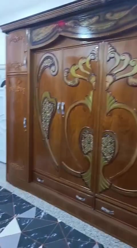 سلام عليكم  شباب عندي غرفه اخشاب جديده مناسبه حسب الشوف العنوان ديالى بعقوبه المفرق ***********
