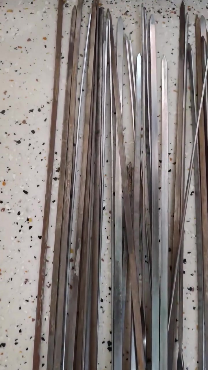 السلام عليكم..تحياتي للجميع..38 شيش كباب ستل ستيل طول 60سم+34 شيش تكة طول 55سم قسم قليل مستعمل..السعر للجميع 75 الف. ***********
