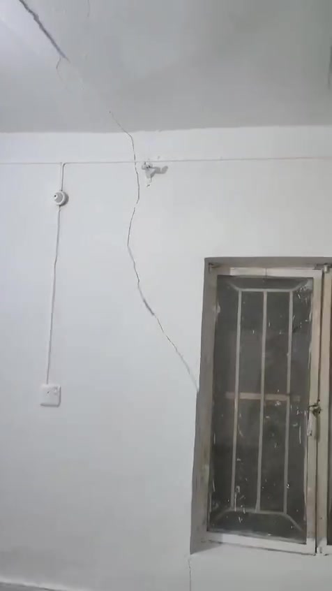 يا الله بيت للبيع حي الانصار منطقة اليمنى شارع 15 المؤدي إلى الكراج الجنوبي نظافة وسط سعر مناسب مساحه 120م للمزيد من المعلومات الاتصال *********** او مراجعة مكتب املاك للعقارات
