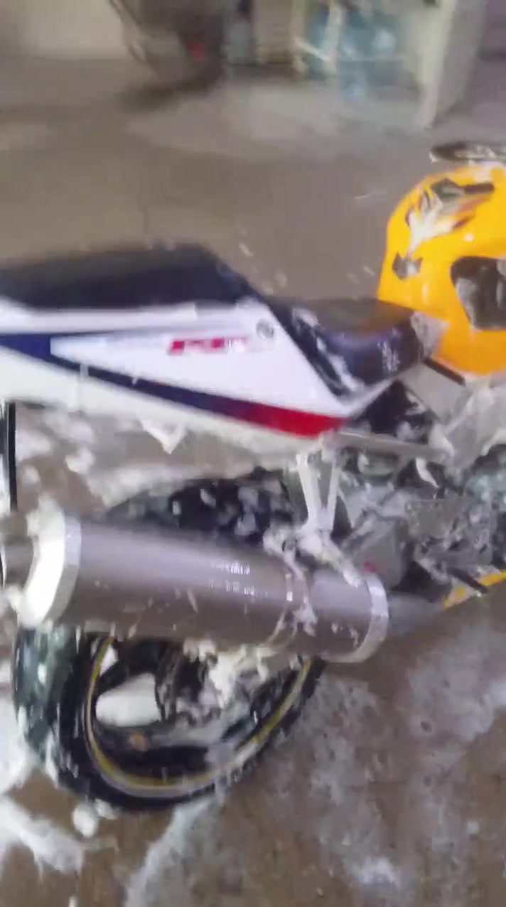 سلام عليكم دراجه هوندا 929كيرو ومكينه وضع الشركه احله من صوره تجي وتشوف بعينك اوراق منفيس كمرك كامل يعني ينفتح ترقيم ترقم السعر 18بيهه مجال كركوك رقم ***********وتساب فقط
