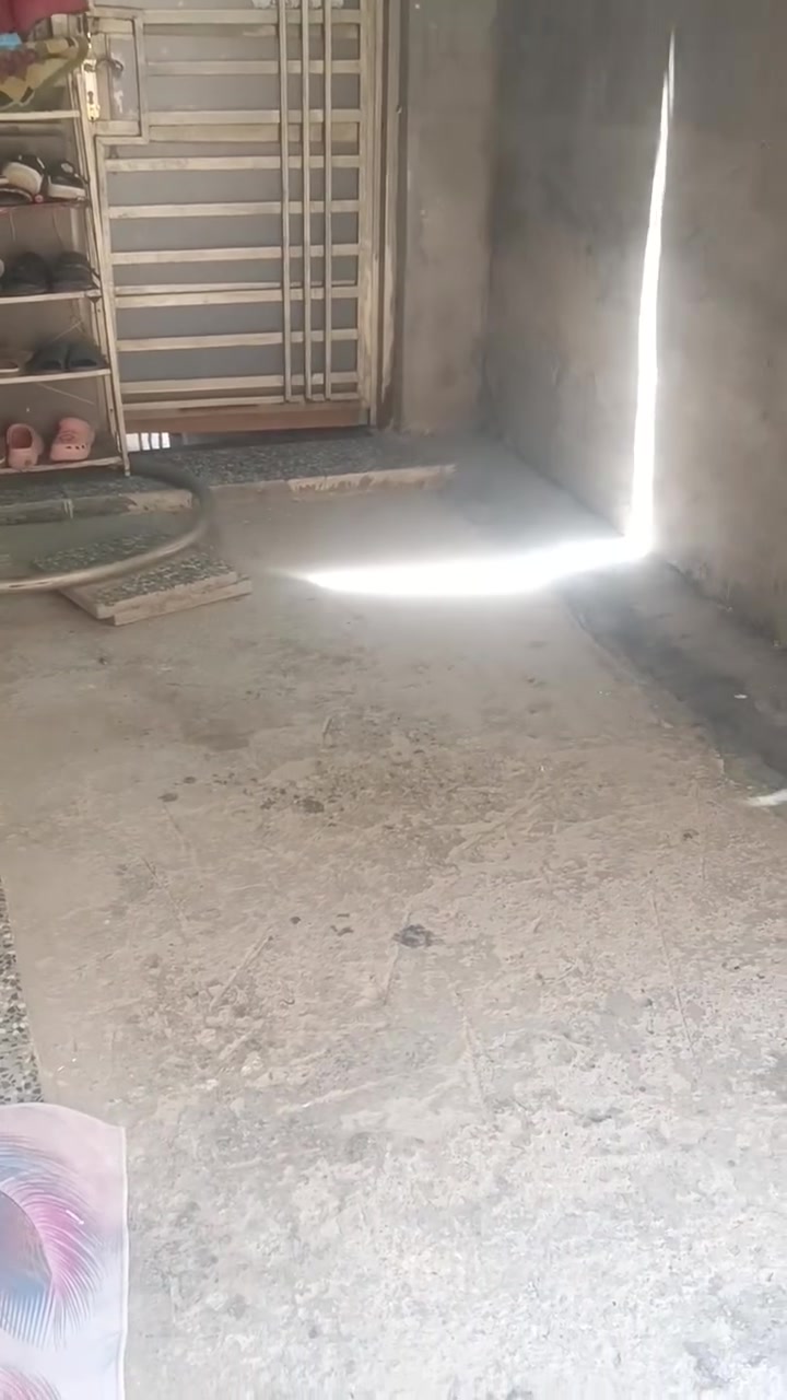 السلام عليكم بيت للبيع دولان عرض الدولان متر و35بناءجديد بحي الوحده بشارع روضت البيارقه بناء غرفه وبراني وصاله ومطبخ وصحيات عدد 2 للستفار عل رقم ***********
