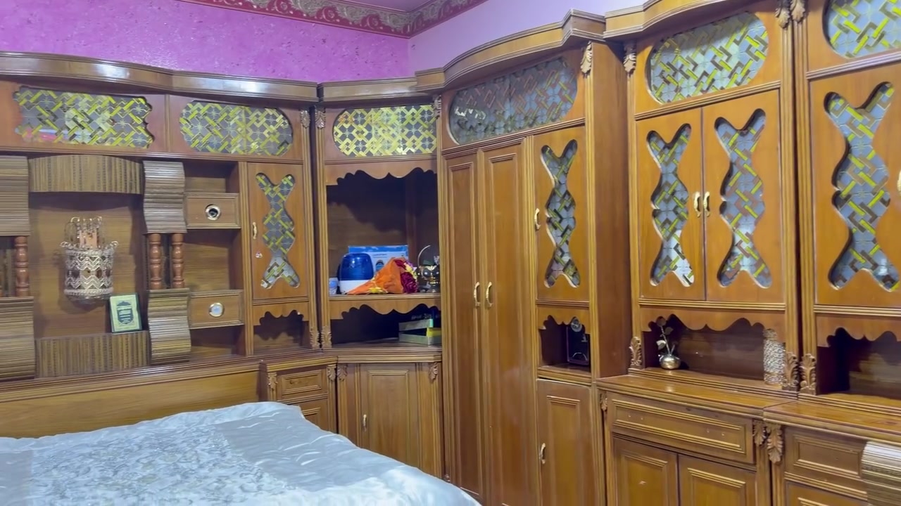 غرفه خشب حطاطه اصليه وثكيله  استخدام سنتين فقط ، كما موضح الكم بالصوره شكلها… سعرها مليون و100 وبيها مجال ♥️.

التواصل ***********واتساب
