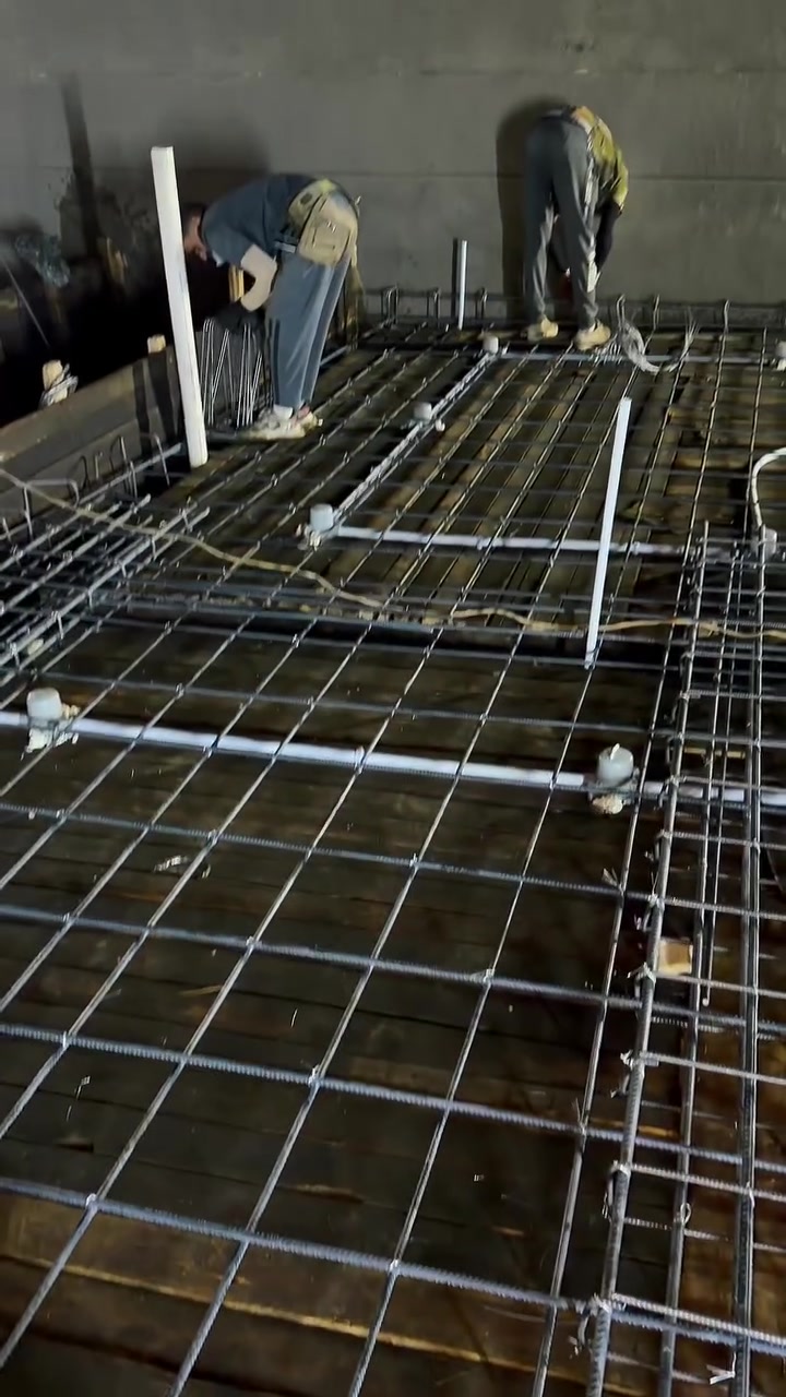 << بنبي بالمواصفات الي تختارها وبالسعر الي يناسب مشروعك>>                 
🏗️ موقع السيدية #26 | مرحلة جديدة من الإنجاز

بعد إكمال أعمال النجارة والتسليح الهندسي للسقف وفق المخططات والمواصفات المعتمدة، تم بحمد الله تنفيذ أعمال صب السقف باستخدام خرسانة C30 شرط الفحص، مع المتابعة والإشراف الهندسي خلال مراحل التنفيذ.

في شركة عماد الاستقرار للمقاولات والتطوير العقاري نؤمن أن جودة البناء تبدأ من التفاصيل التي لا تظهر بعد التشطيب، لذلك نحرص على دقة التنفيذ واختيار المواد والمواصفات التي تضمن المتانة والاستدامة.

عماد الاستقرار | نبني الجودة… ونطور المستقبل.
📍 بغداد – السيدية                                                                       للاستفسار يرجى الاتصال على :                                                              علي الجنابي                                                                     ***********                                                         #شركة_عماد_الاستقرار_للمقاولات_والتطوير_العقاري #عقارات #مقاولات #بغداد
