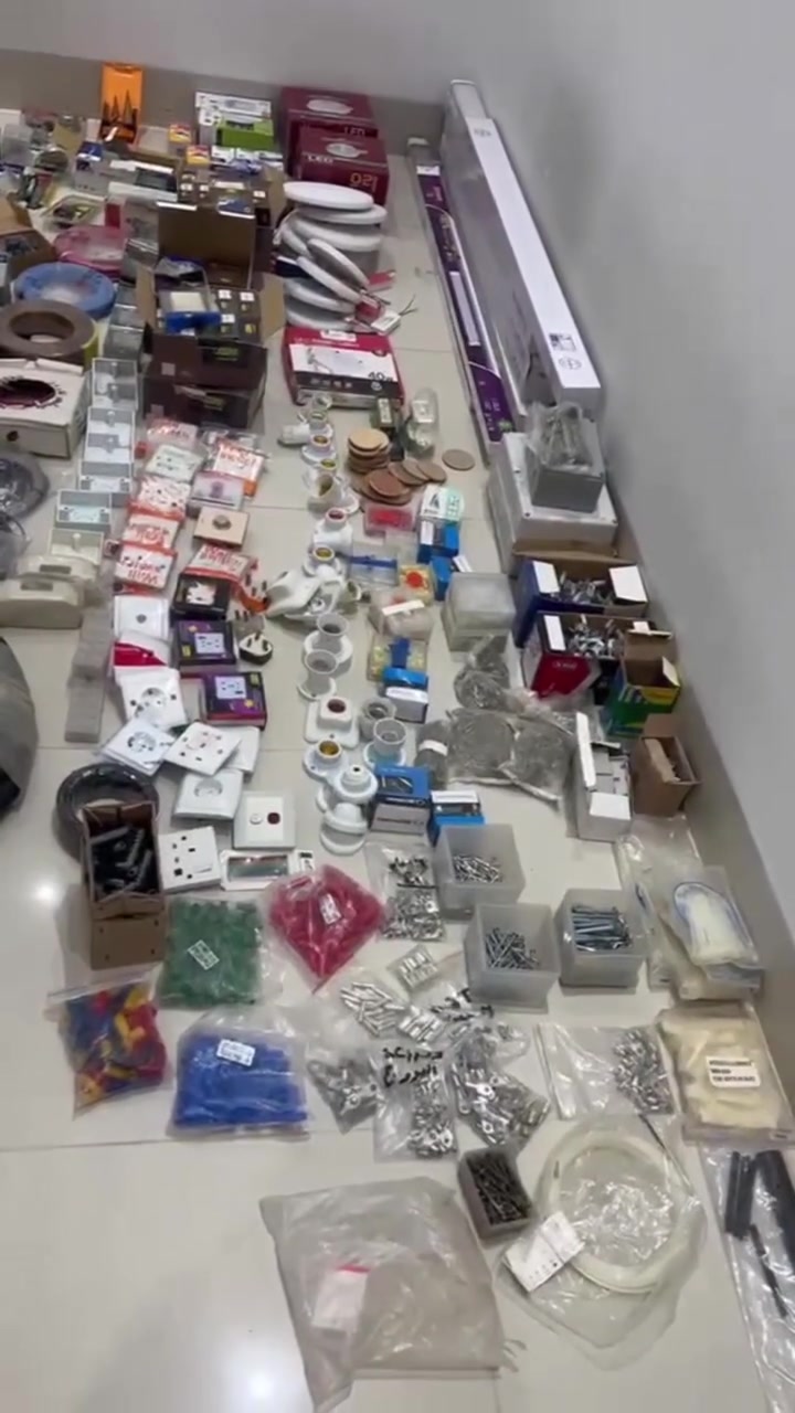السلام عليكم
عندي ادوات كهربائيه جديده مامستعمله تصفية محل للبيع للاستفسار التواصل على الرقم 
***********

