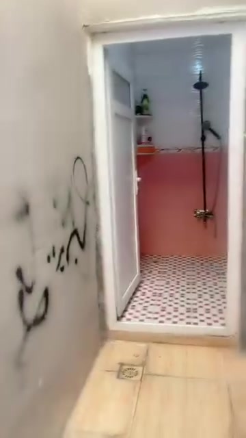 بيت للبيع مساحه 100متر البيت يحتوي على  غرفه نوم وهول وغرفه ضيوف حمام او بيتونه فوك مطبخ او تواليت خارجي عنوان بنج علي خلف محطه كهرباء السعر 38) خاص او تصل***********
