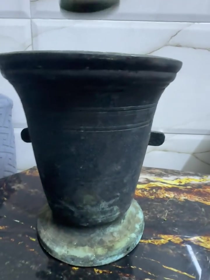 هاون نحاس قديم ابو الاذان  ارتفاع ٢٢ ونص. ***********
