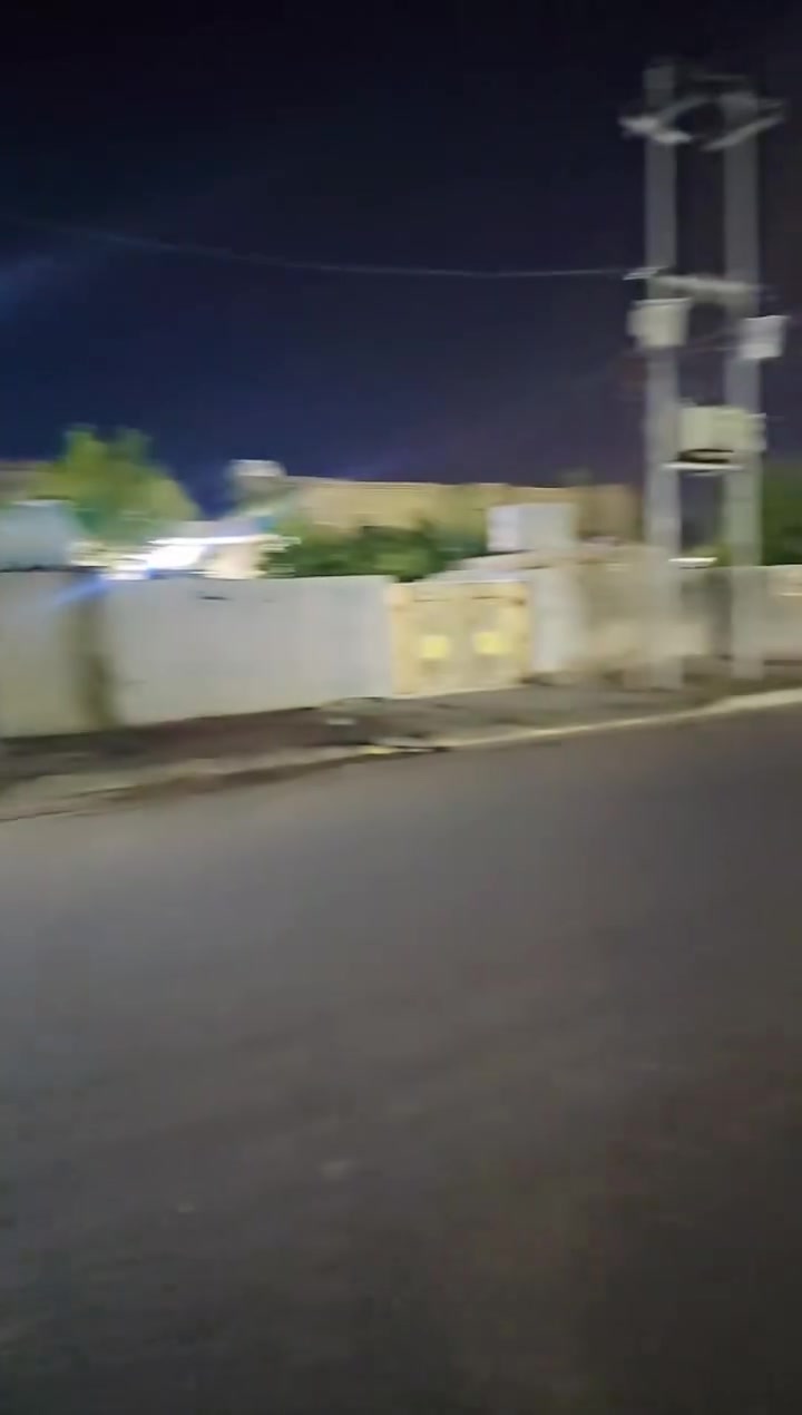 بيت مساحه 330متر على الشارع العام 
 خدمات كامله  محلات عدد 2
مكان الدار حي طارق القديم  بعد الصيطره الثانيه مجاور أفران الأصدقاء خدمات كامله  استقبال 9×4 
مطبخ بارد  5×5 +مطبخ حار 3 ×250
عدد الغرف 2 قياس الغرفه  7×4  غرف عدد2 قياس 6×4  صاله 7×5منور 7×2   البيت صب مسلح البيت جاهز سطح مطبك شتايكر
 سعر 215و بيه مجال
استفسار على الرقم ***********
