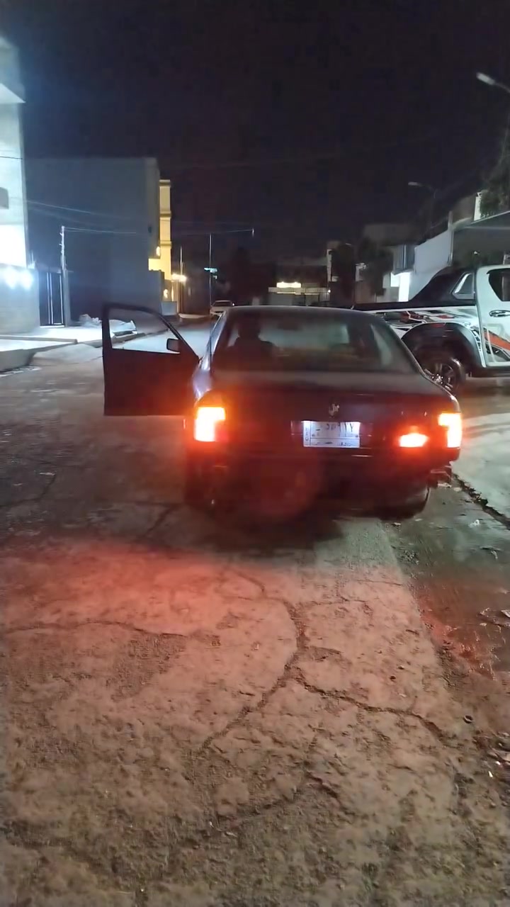 بي ام للبيع موديل 91 سياره بدون ضربه بدون خياس اربع جوم كهرب كلو شغال محرك 35كير عادي كير محرك شرط فتحه سقف طخم تايه جديد سعر 36 وبيها مجال ***********
