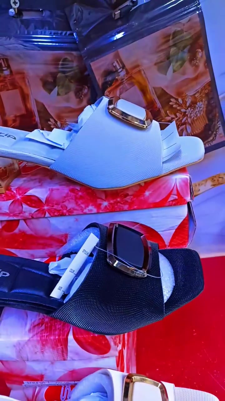 متوفر القياسات من 37 38 39 40 41 العنوان بغداد الكريعات مقابيل حسينية الجوادين ❤️🫶❤️. *********** يتوفر خدمه توصيل 🚕
