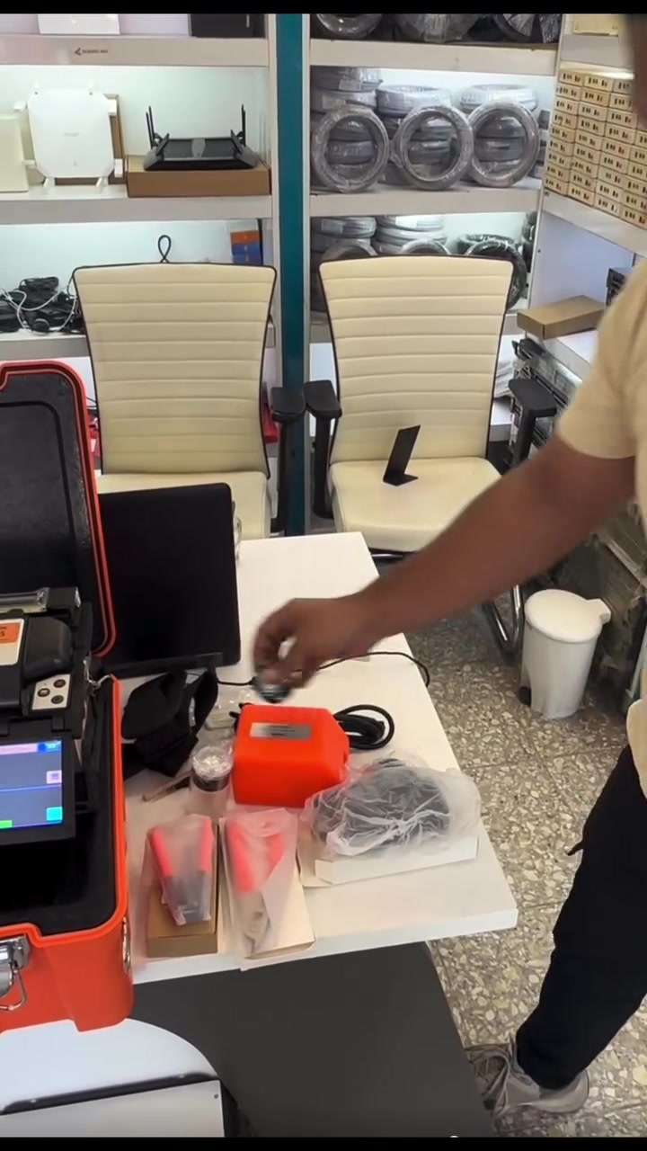 🔥 VINTOOL T15 — ماكينة لحام الألياف الضوئية 🔥

إذا تريد ماكينة تجمع بين الدقة، السرعة، وسهولة الاستخدام بشغل الفايبر، شوف الـ VINTOOL T15 🔥

⚡ المواصفات والمميزات:

🔹 ماكينة Fusion Splicer متخصصة بلحام الألياف الضوئية
🔹 نظام محاذاة دقيق للألياف قبل عملية اللحام
🔹 شاشة ملونة للتحكم ومتابعة عملية اللحام
🔹 كاميرات لمراقبة ومحاذاة الليف أثناء عملية اللحام
🔹 مناسبة لأعمال FTTH وشبكات الفايبر والصيانة والتنصيب
🔹 نظام لحام وتسخين مدمج لسهولة وسرعة العمل
🔹 جهاز تسخين للسليف مناسب للسليف بأطوال 40mm و60mm
🔹 بطارية قابلة للإزالة للعمل الميداني
🔹 إمكانية تشغيلها على الكهرباء بواسطة الـ Adapter
🔹 نظام تبريد بعد عملية اللحام
🔹 تحتوي على أقطاب احتياطية Spare Electrodes
🔹 جهاز قص الألياف Fiber Cleaver مع شفرة/Cartridge
🔹 تصميم عملي ومناسب للعمل داخل الورش والمواقع

🧰 محتويات الحقيبة:

✅ ماكينة اللحام VINTOOL T15 مع المقبض
✅ بطارية ×1
✅ جهاز القص Cutter مع الـ Cartridge
✅ أقطاب احتياطية ×1 طقم
✅ Three-Port Pliers كماشة ثلاثية الاستخدام
✅ Dual-Purpose Cord Pliers كماشة الكيبل متعددة الاستخدام
✅ Adapter / شاحن ×1
✅ Power Cord / سلك كهرباء ×1
✅ قناني كحول فارغة للتنظيف
✅ فرشاة تنظيف
✅ منفاخ غبار Dust Blower
✅ ملقط Tweezers
✅ قاعدة تبريد Cooling Bracket
✅ CD-ROM + Certificate of Conformity
✅ صندوق أدوات Toolbox
✅ حزام صندوق الأدوات Toolbox Strap
✅ وجميع الملحقات الظاهرة ضمن التجهيز

💥 كل هذا يجيك ضمن تجهيز متكامل حتى تكون جاهز للشغل من أول يوم!

📍 نوكلنك — بغداد / الكرادة / شارع الصناعة / مجمع المياحي / مجاور شركة شرق الجزيرة

📞 للاستفسار والطلب:
***********

📲 واتساب:
https://wa.me/9647748484810

#نوكلنك #VINTOOL #T15 #FiberFusionSplicer #FusionSplicer #FiberOptic #Fiber #فايبر #لحام_فايبر #ماكينة_لحام_فايبر #الياف_ضوئية #FTTH #شبكات #معدات_الشبكات #FiberOptics #بغداد #شارع_الصناعة
