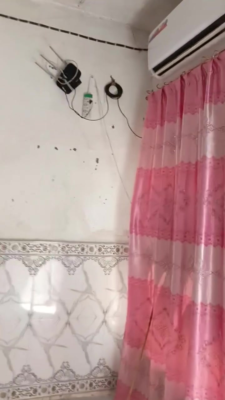 تفاصيل البيت 
البيت زراعي
مساحه اربع مئه 
4غرف نوم 
صاله 8 باربعه
سيراميك جدار وارضيه 
غرفه خامسه مطبخ 
الحوش وحده كبير 
صحيات.
الديوانيه 7ونص باربعه 
سيراميكها بس الجدار 
معزوله حوشها وحده 
باب خارجي للشارع 
وباب للبيت 
العنوان الرفاعي قرب جامعه سومر الجديده 
السعر ع لخاص ❤️
للاتصال ***********
