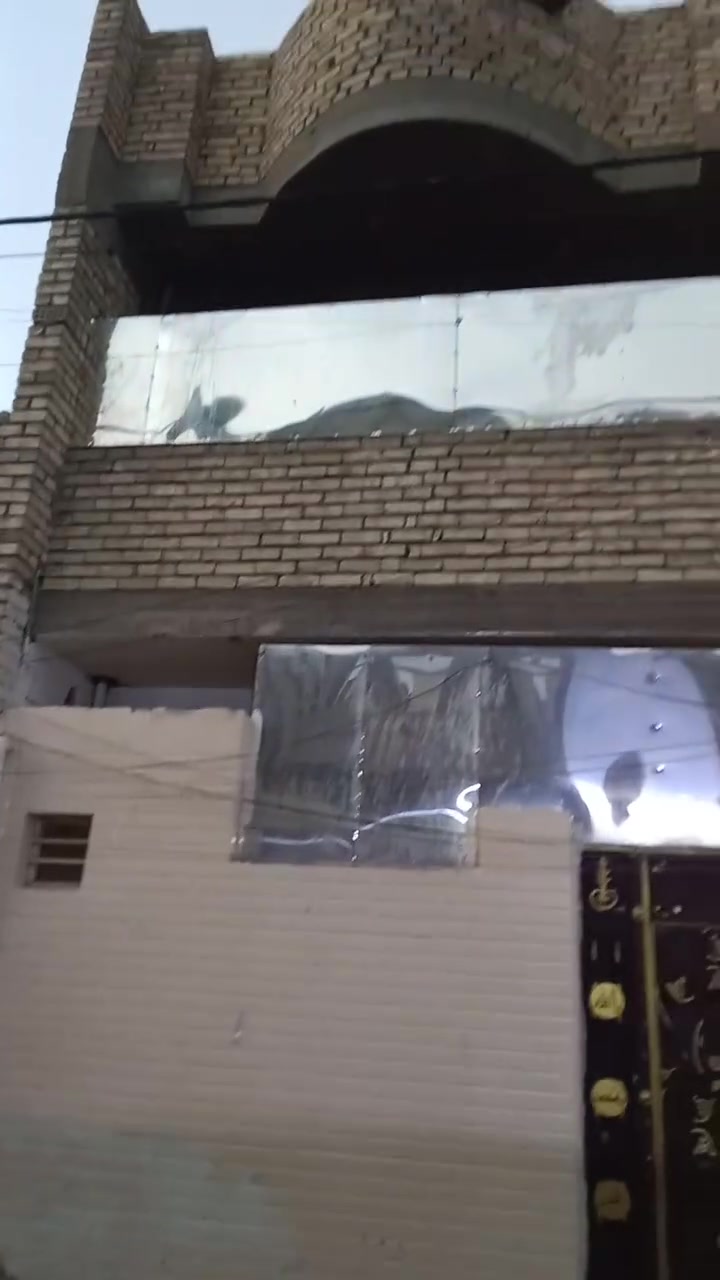 نصف قطعه شرك 55 متر بدايه قطاع 27 مقابل 28 مقابل جامع حيدر الكرار ع طابقين مسلح وطابق الثالث مخزن وبيتونه جاهزة من جميع النواحي تستلم مباشر عند التحويل بناء 2020 السعر 100 مليون  للاتصال مكتب الاخوين للعقار ***********
