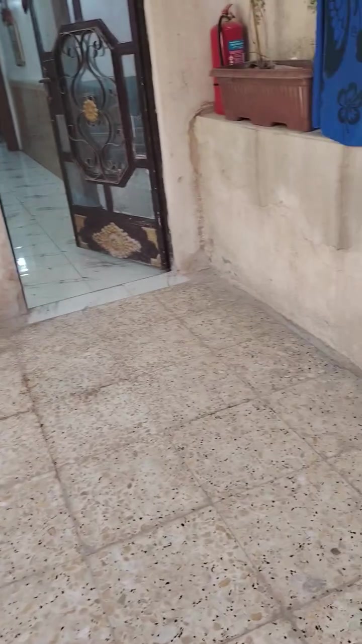 سلام عليكم بيت لبيع  ١٠٠ متر تجاوز حي اور قرب علوه زوني يحتوي ع غرفه وهول مطبخ نفس تصوير هو غراضه رقم هاتف ***********سعره خمسين مليون اريد اسافير @
