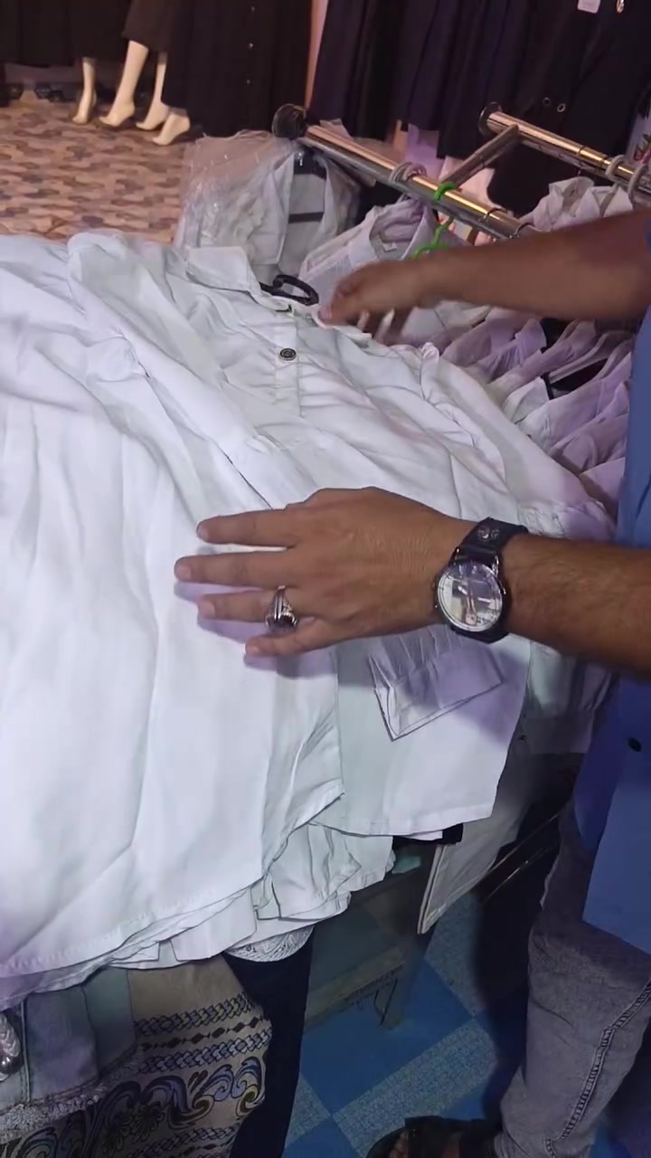 بلاش قميص جيسكا ابيض يلبس اعداديه ومتوسطة فقط 5 الاف دينار قضاء الشامية شارع البو ناصرية محاور سيد صالح ابو السفريات
