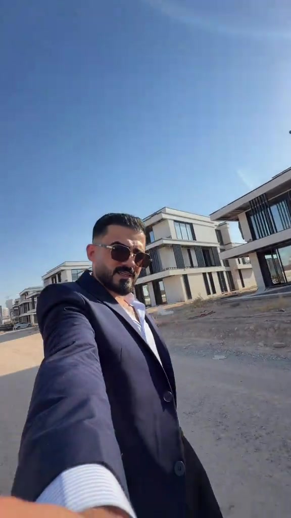 

نص مكتوب في الصور:
- بافليون وين وصل!! اني ببافليون خلي