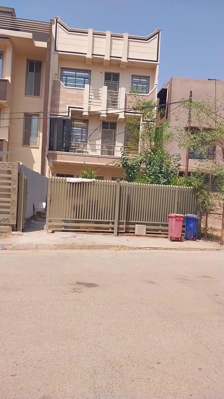بيت للبيع واقع حال ١٥٠م واجهه ٦.٦٧ م  بلسند ٥٠م مع فضله واقع حال للبيت طابو ملك على شارع وليس فرع قرب جسر بغداد الكبير المهديه الثانيه قرب حسينيه قمر بني هاشم قرب محطه تعبئه غاز السيارت محطه الصمود بناء سنه ٢٠٢٢ يصلح ايجار لطلبه كليه السلام بمليون ونصف السعر ١٧٠ مليون مع المجال  للاستفسار الاتصال بلرقم *********** یوجد بي واتس ساب
