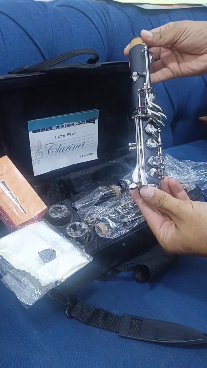 سلام وعليكم حبايب كلارنيت مختمه ماركه مورسكي بعدها بجيسها مشامه الهوه وياها ملحقاتها كامله سعرها 150 قفل مكاني بغداد و هاذا رقمي ***********
