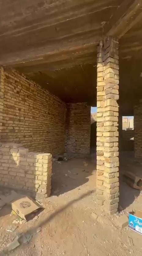 الهيكل معروض للبيع مساحته ١٠٠ م الواجهه ٧م و١٧سم والنزال ١٤م بالقرب منه عمود الكهرباء ومسحوبله ماء عنوانه حله منطقة ابو خستاوي يقع مابين شارع الغسل وشارع سيد علي شارعه ٦م اليرغب بالشراء الإتصال على هذا الرقم ***********

