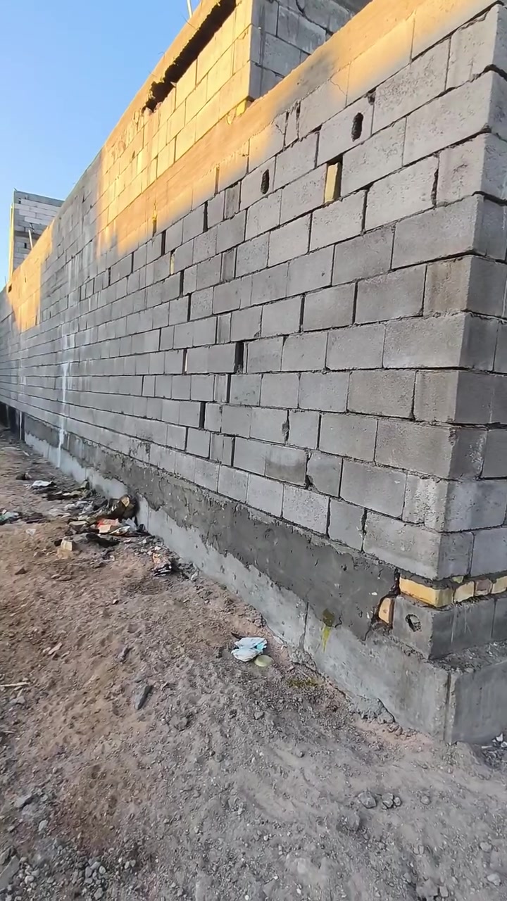 بيت هيكل للبيع مساحه 170 بالجزيره شارع الفيروزيه بيبان حديد ثقيل شبابيك المنيوم جي 60 شيشه ابو 16 بناء شخصي البيت يحتوي على غرفتين5*4 صاله 8*6 مطبخ 4*3 ديوان 6*4 طارمه 5*4 صحيات داخليه وخارجيه مناور اثنين 2*2 مثل ما واضح بالصور *********** السعر 52 بي مجال قليل

