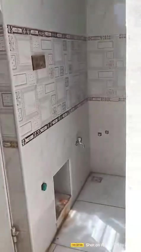 بيت زراعي ٦٤متر ٨×٨ مقابل هيئة الزهراء عليها السلام يبعد ١٠متر عن السايدين الطابق الاول كونكريت غرفة وصالة واستقبال ومطبخ  وصحيات خارجية وداخلية الطابق الثاني صالة السطح شتايكر بناء حديث السعر ٦٠مليون مع المجال للاستفسار مكتب سيد هاشم الذبحاوي النجف الاشرف الكوفة حي ميسان ركن شارع البوريات ***********واتساب نستقبل جميع العروض عرصات بيوت مشتملات راسلونا مع الصور على الواتساب اعلاه
