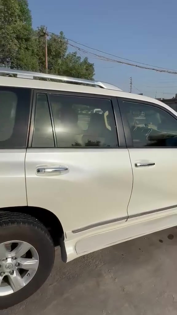 برادو ٢٠١٧ مكفول عدا الدعاميه الاماميه مصبوغه وبيها طخه في الجنطه بدون تصليح فئه TXLلون ابيض كويتي دبل تانكي فتحه هوك خلفي ماشيه ١٥٠ الف رقم اربيل باسمي للاستفسار الاتصال على الرقم *********** بيه واتساب أو المراسله على  الخاص السعر ٣٤٠ بيه مجال اومراوس حسب القناعه
