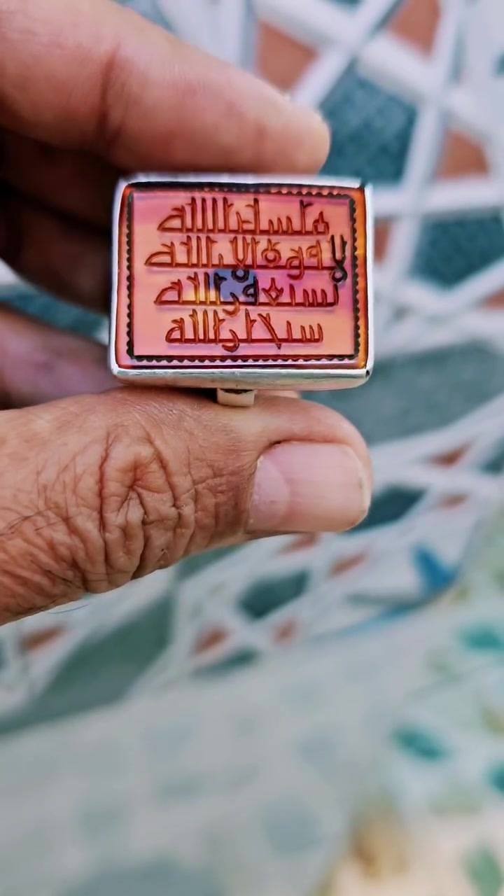 السلام عليكم
خاتم عقيق يماني زعفران
حجر كبير طول ٢ سنتم ونص وعرض ٢ سنتم 
وصياغة قديمة 
فضه ٩٢٥
قياس الخاتم ١٨
السعر ١٥٠ الف
بغداد ويوجد توصيل لجميع المحافظات 
للاستفسار ***********
