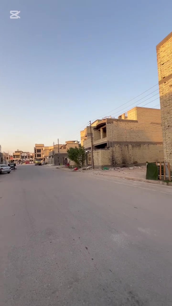 السلام عليكم بيت في بغداد رئاسة العبيدي قرب شارع عشرين مساحة 200 متر بيت صاير ركن تبليط يحتوي على مشتملات عدد2 مساحة كل مشتمل 100 متر جاهز وكامل ويحتوي على استقبال وصالة ومطبغ وحمام مشترك وغرفة نوم و الدرج خارجي كما موضح في الفيديو للاستفسار اكثر الاتصال على الرقم ادناه( ‭***********‬)
