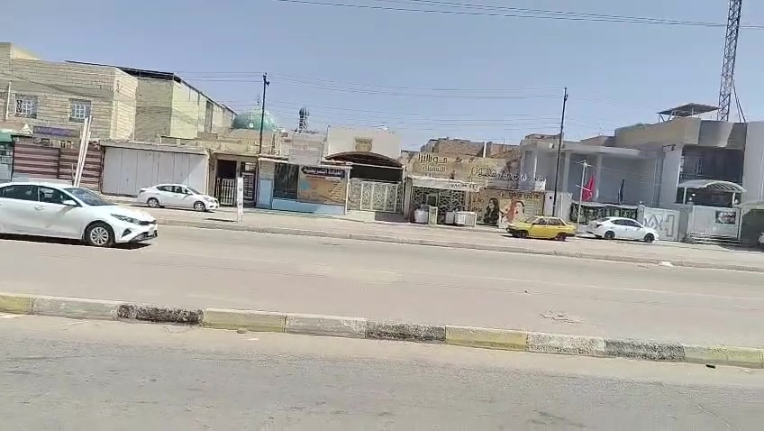 السلام عليكم دار 75متر عقار تجاري واجهة 12.5  على ثلاث شوارع رائسيه هنديه وفاء شارع المركز القديم  يتكون من ثلاث محلات وباب رائسي كبير  وارد الايجار الشهري 750ألف  
 ودار يتكون من استقبال وصاله وغرفه نوم وصحيات وطارمه وطابق ثاني غرفه نوم وصاله  واقع حال الدار اكبر 
السعر 180مليون
للاستفسار مكتب بركات ام البنين ***********
