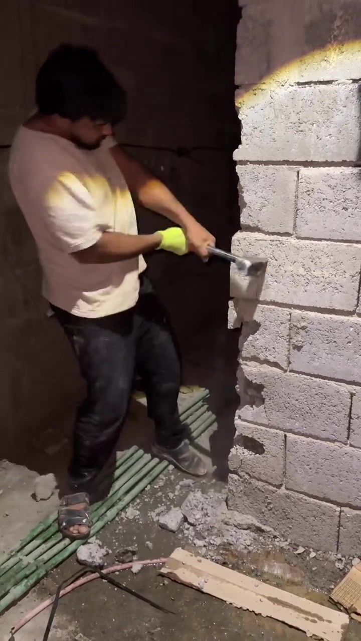 *********** واتس 

مستعد لكافة اعمال الهدم و هدم الجدران لعمل الباب ، ئامادەین بۆ هەموو کارێکی وێران کردن و وێران کردنی دیوار بۆ دەرگا دانان .
