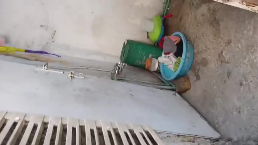 السلام عليكم  دار٥٠ م للبيع كامل عالي عن الشارع يم شارع المدارس يم الكرفانات شارع قاسم الوكيل  ثاني بيت عن الشارع ***********
