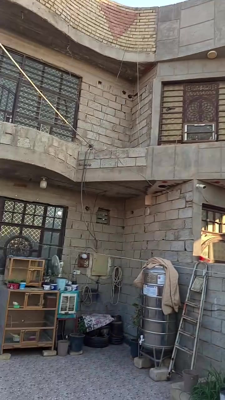 دار ملك صرف طابقين تجاري و استثماري 200م للبيع منقسم إلى مشتملين كل مشتمل ثلاث غرف نوم واستقبال ومطبخ وصحيات  في الطابقين وبيتونه تحويل مباشر بناء حديث خارطة وتصميم وديكور درجة اولى بعقوبة طريق الرابط بين المفرق و الكاطون  جانب مدرسة الصفوه وقبل قاعة وجامع أسماء الله الحسنى كامل الخدمات ساحة كبيرة أمام البيت ممكن عمل بها مشروع  السعر 230مليون وبي مجال للشراي تفاصيل اكثر داخل الفيديو للاستفسار خاص او ***********

