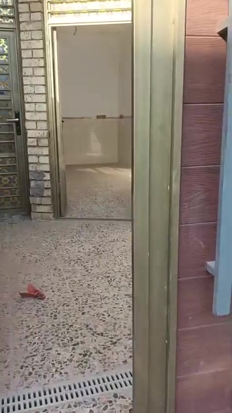 سلام عليكم بيت 100متر بناء حديث وكله درجه واله كامل خدمات بعد محد ساكن بي التصال***********
