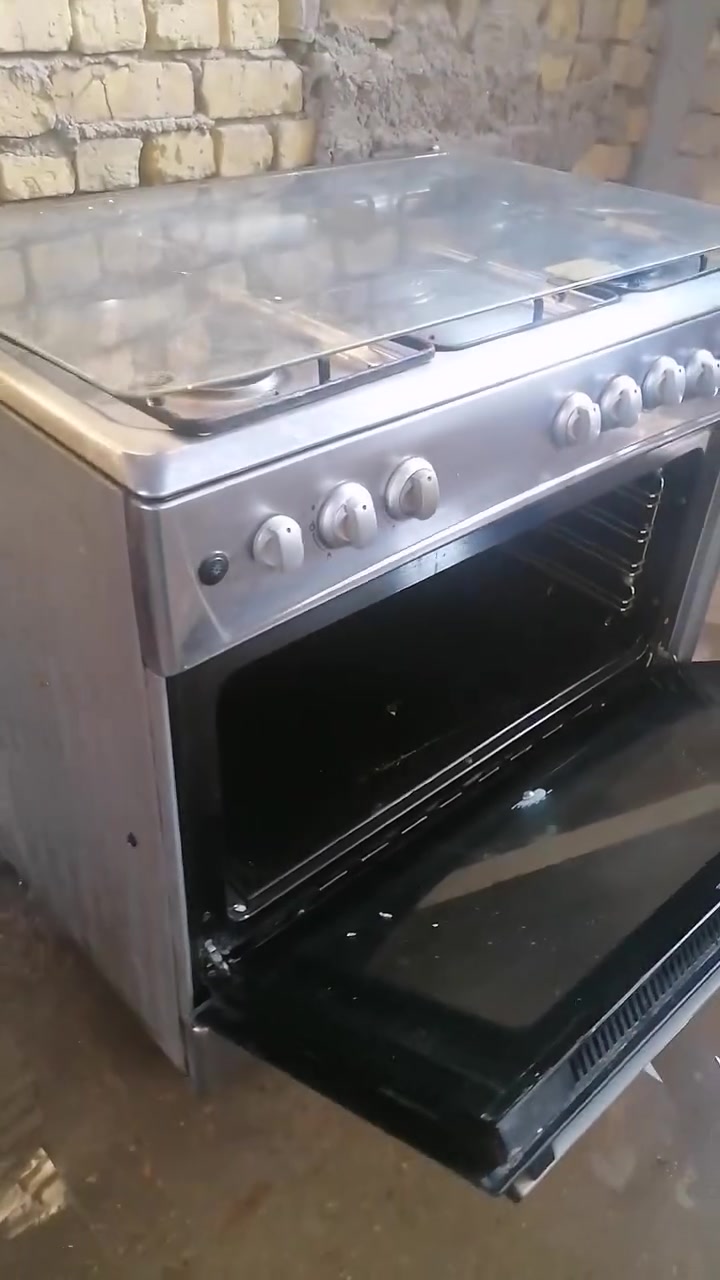 طباخ نضيف كله شغال للبيع شرط الفحص سعره ١٦٠ وبي مجال اتصال هاتفي ***********
