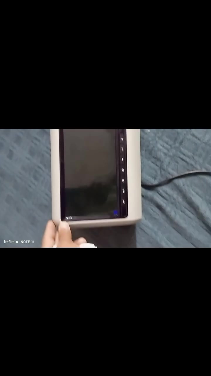 شاشة ٧ بوصة • مدخلين AV • أزرار أمامية