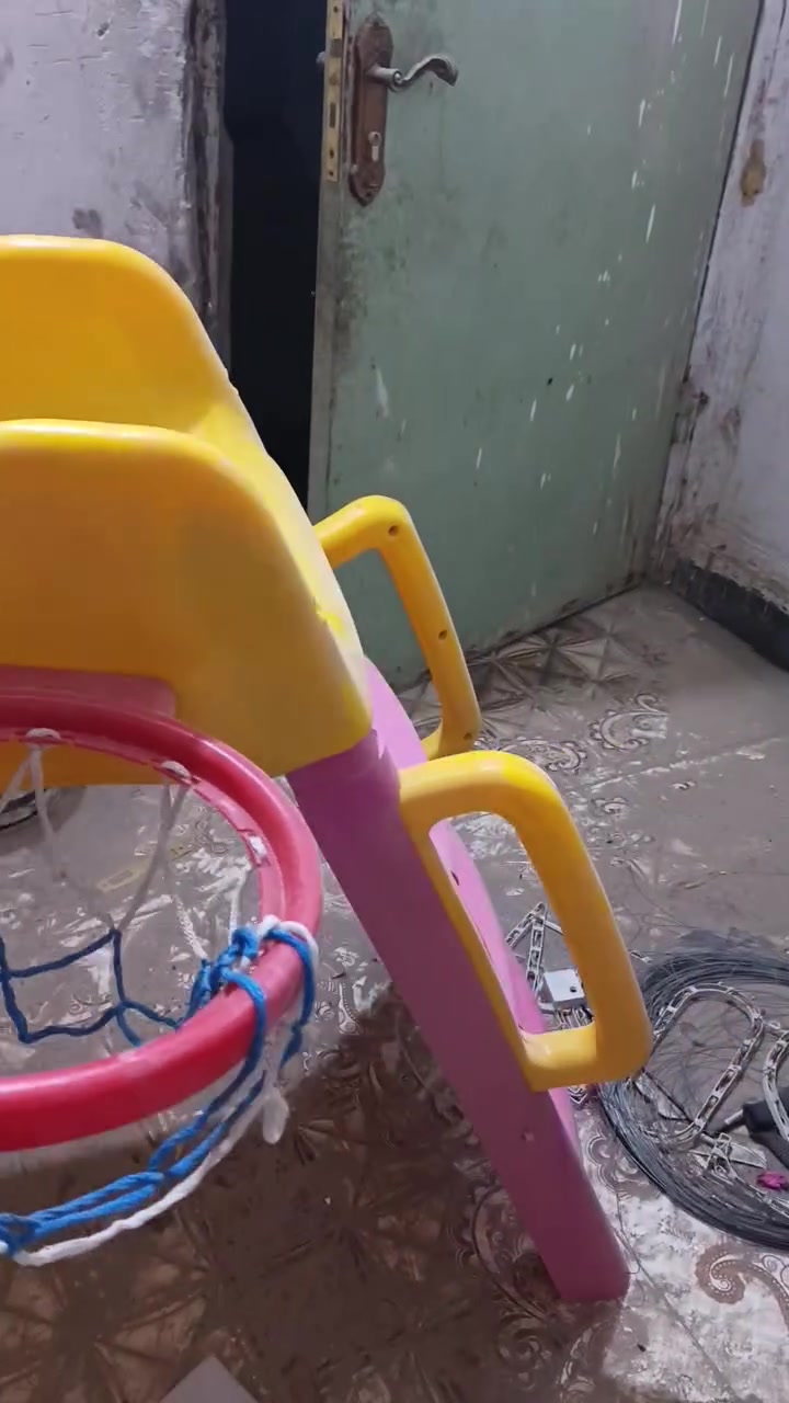 السلام عليكم عندي غراض للبيع العنوان ناصريه مركز الشراي هذا الرقم *********** واتساب

