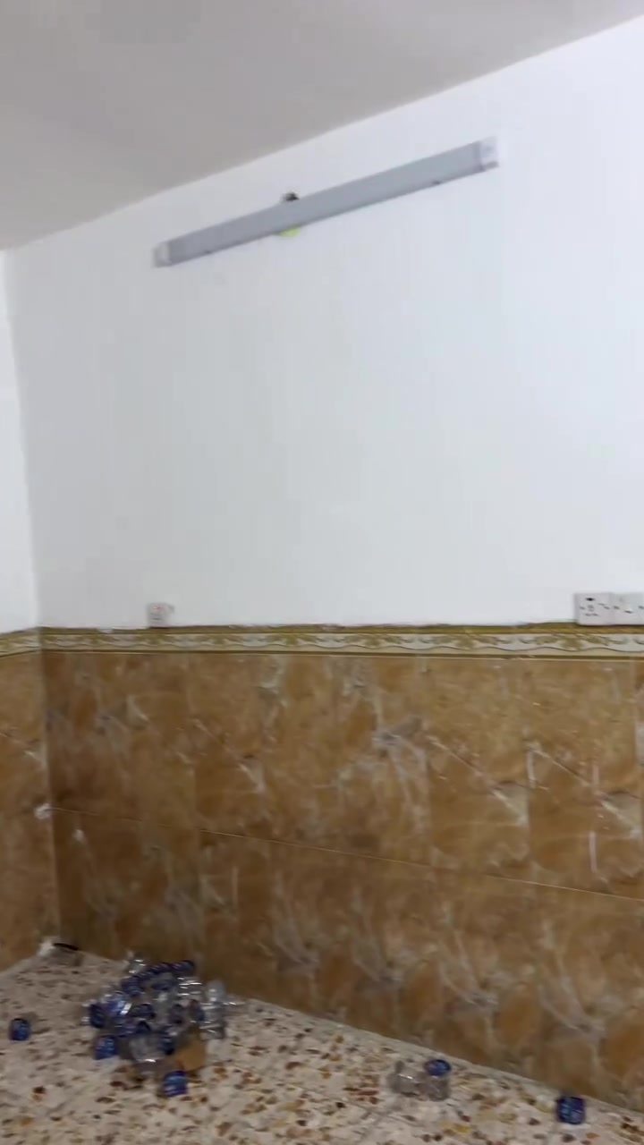 مشتمل طابق اول للايجار 
العنوان : حي القاهرة ظهر تانكي لمي قرب جمعية📍
يحتوي على صالة مطبخ خدمات حمام غرفة نوم .
للاستفسار : ***********☎️
