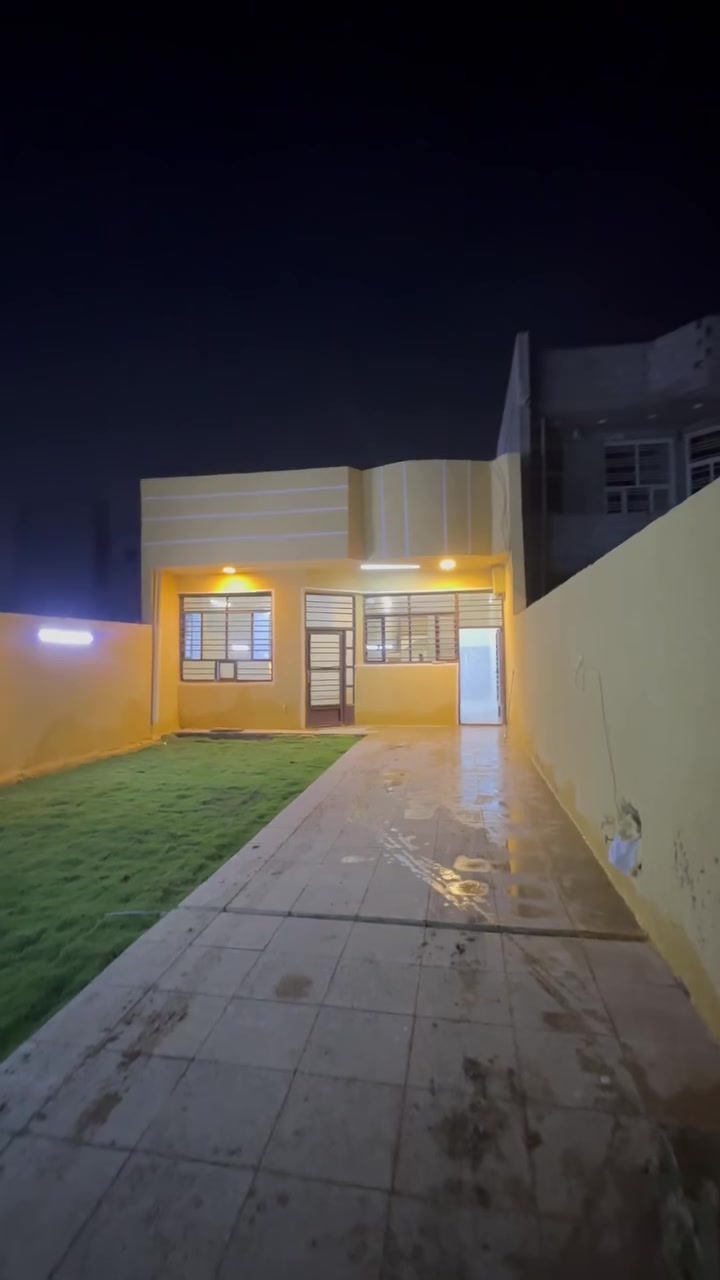 مساحه 250متر بسعر 70مليون وبي مجال بسيط. يحتوي ع غرفتين وصاله ومطبخ وحمامات ٢  قرب مجمع الأجيال منطقه الدوانم *********** بي واتس. @الجميع@الجميع
