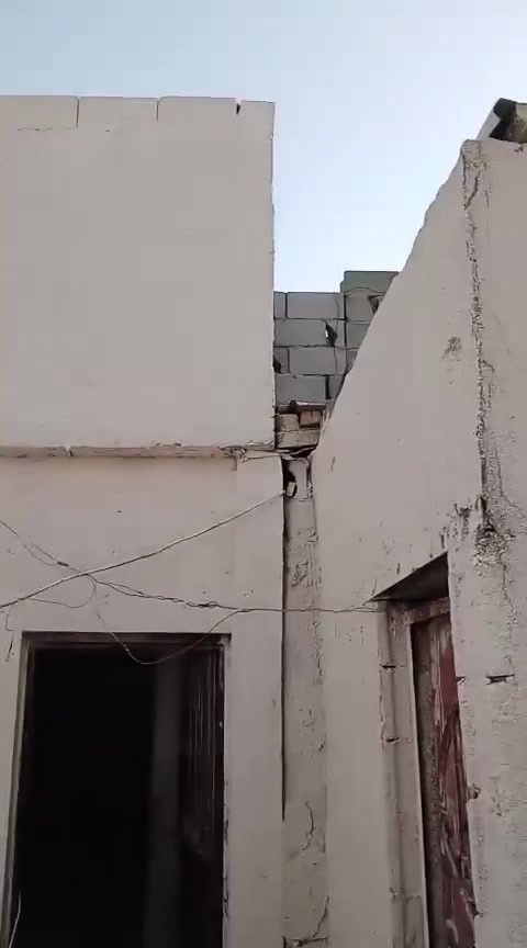 سلام عليكم بيت لبيع الجزيره زين العابدين قريب كلش عل اربع سايدات مساحه البيت 130 يحتوي على غرفه نوم 2 صحيات خارجيه مطبخ صاله ديوانه صبابه كونكريت طابو ملك زراعي عراقي سعره 45 قابل للتفاوض 

ستفسار ***********
