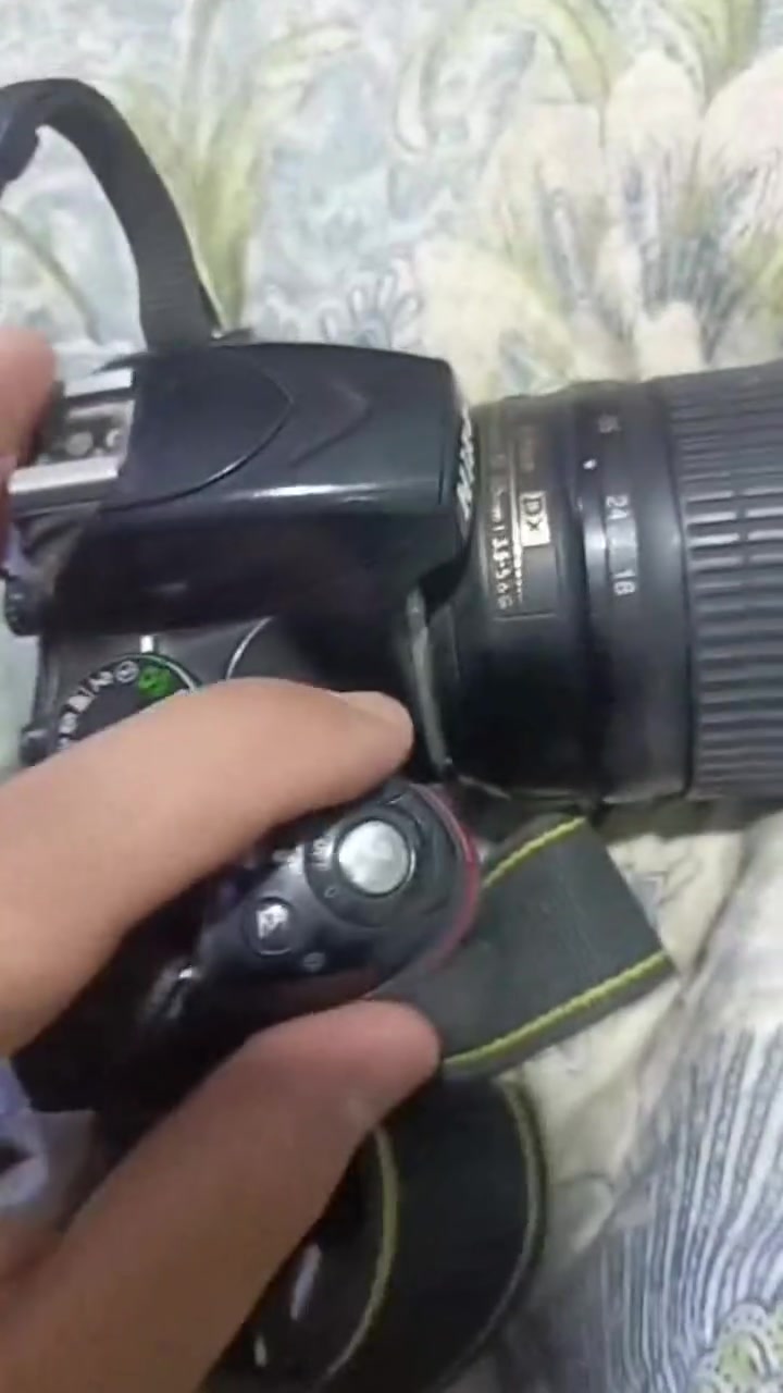 كامرة Nikon D3200
@إشارة عدسة كِت من نوع 18–55mm
وياها بطارية وشاحنة وجنطتها

سعرها 250 وبيها مجال قليل
***********

