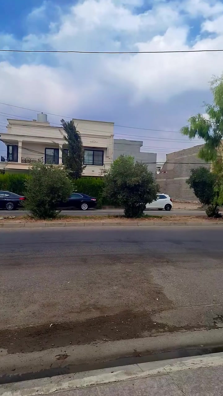 بيت للبيع في منطقة شارواني على شارع 30
بمساحة 150م و واجهه 7,5 مدخلين
يحتوي على غرفة ضيوف من 4 غرف نوم و واحده سويت ومطبخ حار وبارد مع كاونتر و 5 حمامات بناء نظيف
بسعر 14 دفتر ونص وبي مجال بسيط ..
للاستفسار أكثر التواصل على الرقم *********** واتساب 
او الاتصال على الرقم ***********
