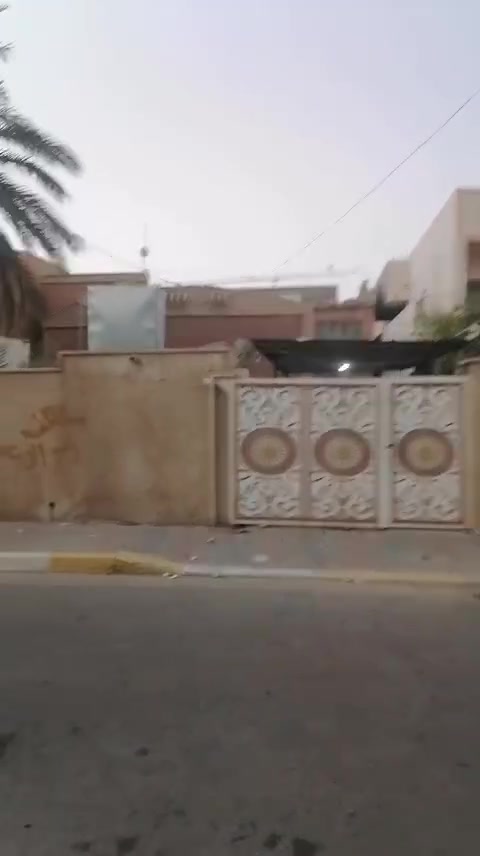 بيت قديم للبيع 

العنوان الرمادي حي المعلمين 

جنس العقار طابو صرف بسم شخص واحد 

مساحه 375متر 

وجه 15متر نزال 25متر 

شارع 12متر تبليط 

باقي التفاصيل بل الفيديو 

الاتصال ‏‪***********‬‏

عنوان المكتب الرمادي خلف العاب السندباد
