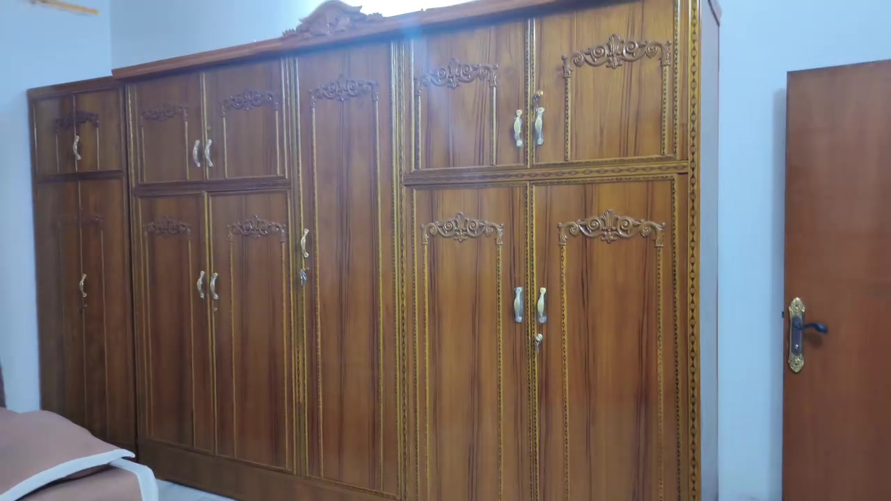 السلام عليكم اشلونكم إخوان عندي غرفه أخشاب جديده بعده بل جيس الله شاهد عليه احله من الصور نضيفه كلش سعره 700 بيه مجال العنوان بغداد مدينه الصدر قطاع 12 رقم الهاتف ***********

