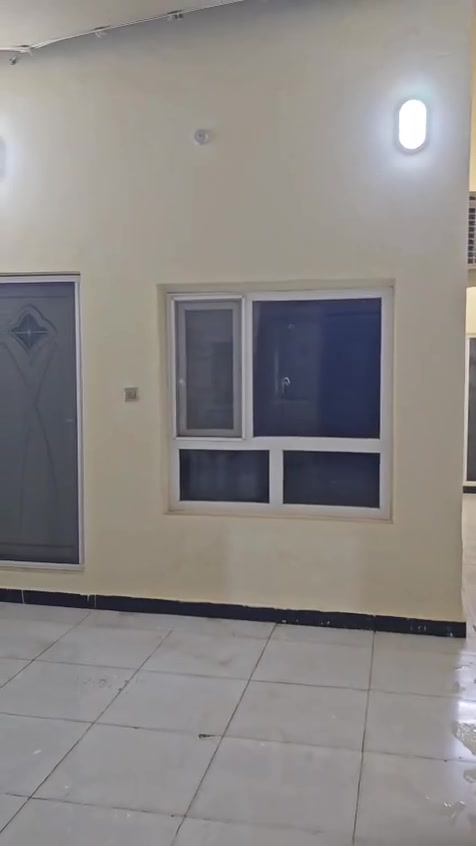 بيت للايجارطابقين ثلاث غرف نوم بناء جديدالبيت نص اثاث اربع سبالت وكاونتروثلاجه وطباخ وفرن وملحقات اخرى العروبه مقابل مول ابوشامه للاستفسار***********مكتب الشهم للعقار
