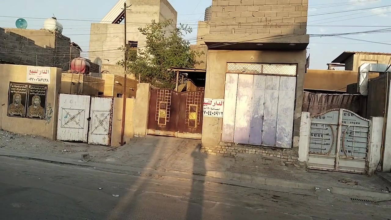 السلام عليكم 
بيت للبيع المساحة 120 م
طابقين 
الطابق الاول.محل .گراج . حمام خارجي .استقبال صاله مطبخ حمام  غرفة نوم 
الطابق الثاني 
غرفتين صاله حمام 
الطابق الاول صب مسلح
والثاني عگاده 
#ملاحظة ..البيت كله جديد ودرجة اولى 
السعر 90 قفل .
المكان .. حي الزهراء قرب جامع بيت مچيسر 
للاستفسار اكثر 
***********
