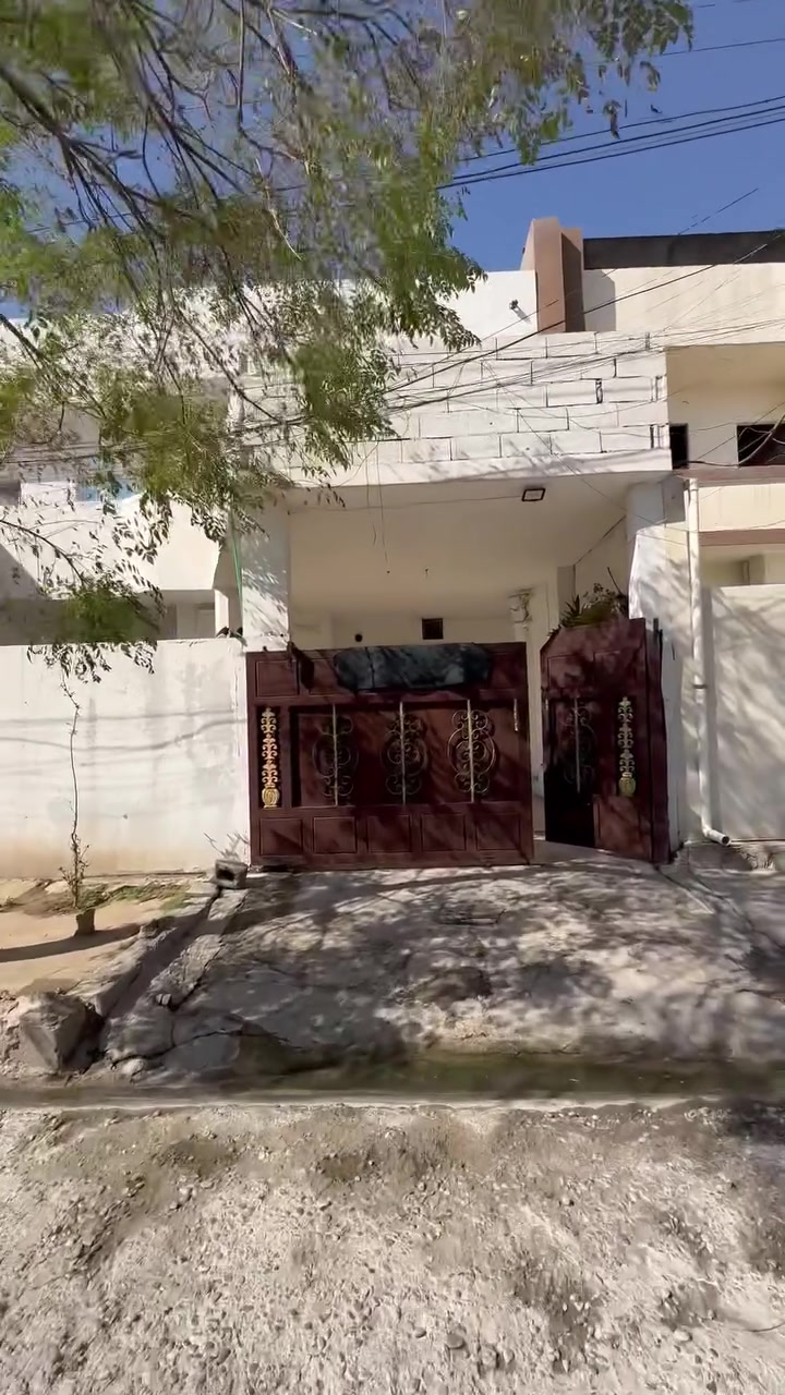 بيت ٢٠٠ متر طابقين طابو صرف
كركوك - منطقة ٧٧ - شارع ٢٠ - خامس فرع على اليمين 

الطابق الاول غرفتين نوم، هول، استقبال، مطبخ و صحيات 
الطابق الثاني، غرفة نوم، استقبال، مطبخ و صحيات و بيها غرفة نوم اخرى معزولة ويا الطابق الاول 

البناء ٢٠١٤ - الارضية فول كاشي مطعم بالگرانيت، الغرف كبيرة، الكاونتر و بعض اثاث المنزل راح يبقى ويا البيت

السعر ١٥٠ مليون مع مجال بسيط للتفاوض 

اي سؤال او استفسار اكثر عن البيت، تكدر تتواصل بشكل مباشر عبر صفحتي او على الرقم *********** متوفر واتساب ايضا
